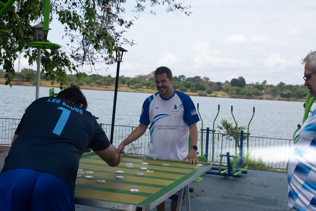 Partida de futebol de botão no evento