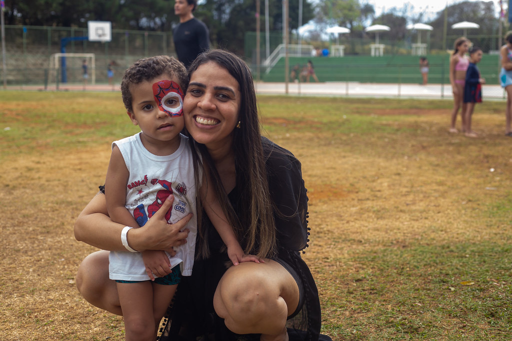 Família participando das atividades infantis
