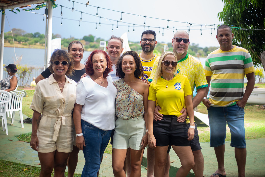 Grupo reunido próximo ao Lago Paranoá