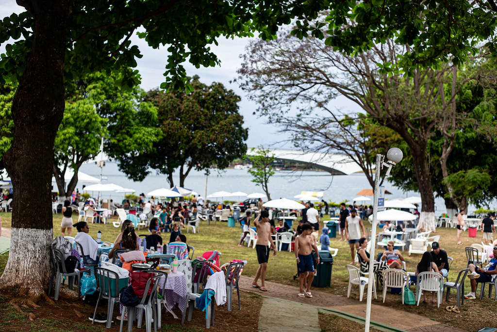 Vista geral da celebração à beira do Lago Paranoá