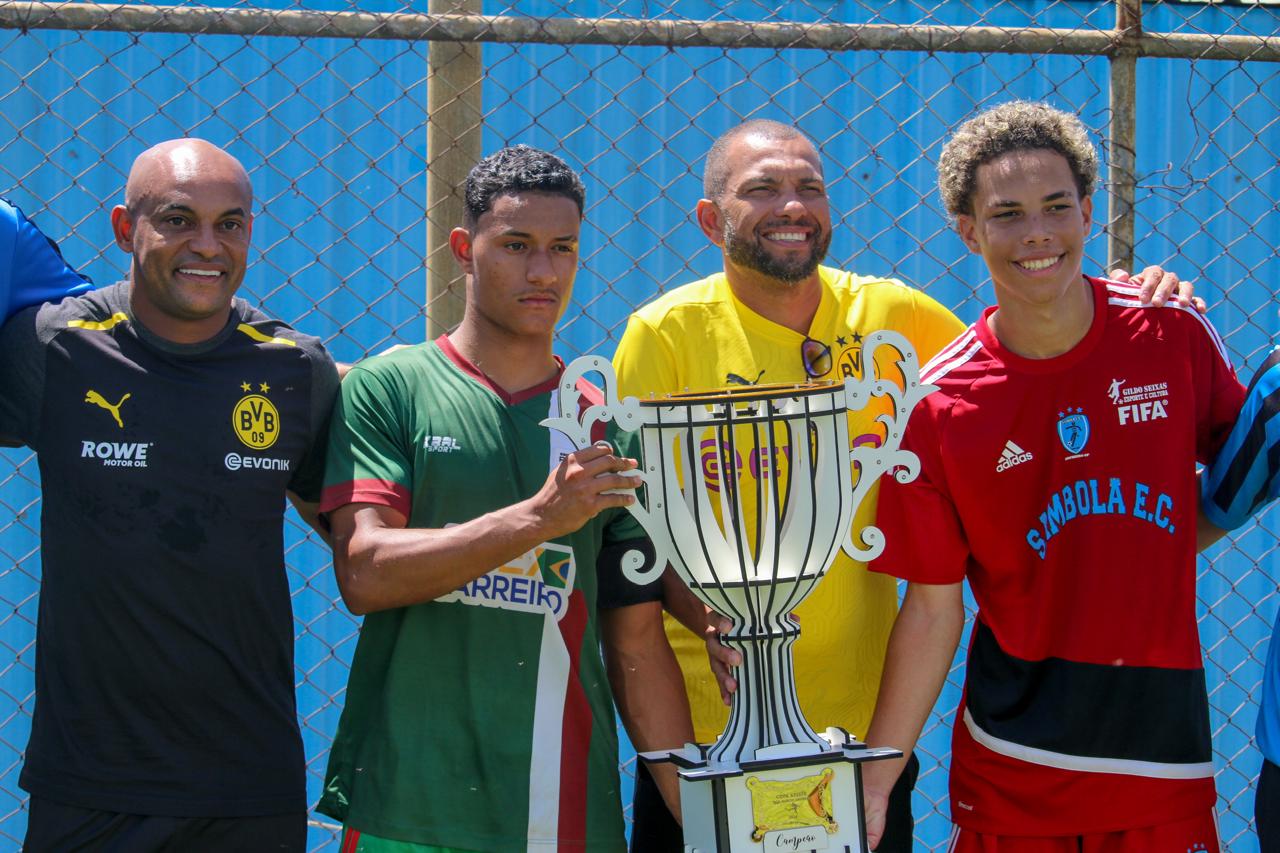 Everton e Márcio Amoroso entregam a premiação das equipes no torneio de futebol Sub-17. Sobradinho, Assefe, Sambola e Projeto Social Jovem Cidadão formaram, nessa ordem, o quadro de prêmios.